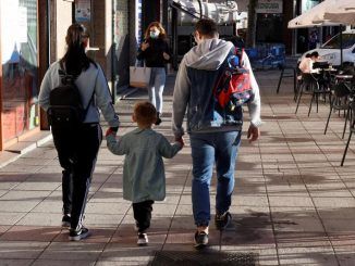 Unos padres llevan a su hijo a un centro escolar.