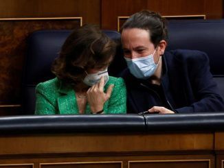 La vicepresidenta primera del Gobierno, Carmen Calvo, conversa con el vicepresidente segundo, Pablo Iglesias