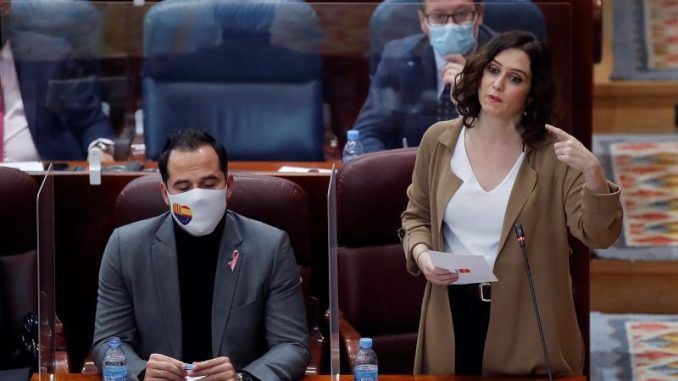 El vicepresidente de la Comunidad de Madrid, Ignacio Aguado (i) y la presidenta Isabel Díaz Ayuso (d) durante el debate del pleno de la Asamblea de Madrid de este jueves.