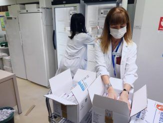 Empleadas del centro médico guardan las vacunas de AstraZeneca en neveras a su llegada al Hospital Clínico Universitario de Zaragoza