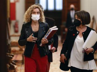 La presidenta del Congreso de los Diputados, Meritxell Batet, conversa con la diputada del PSOE Sofía Hernanz (d)