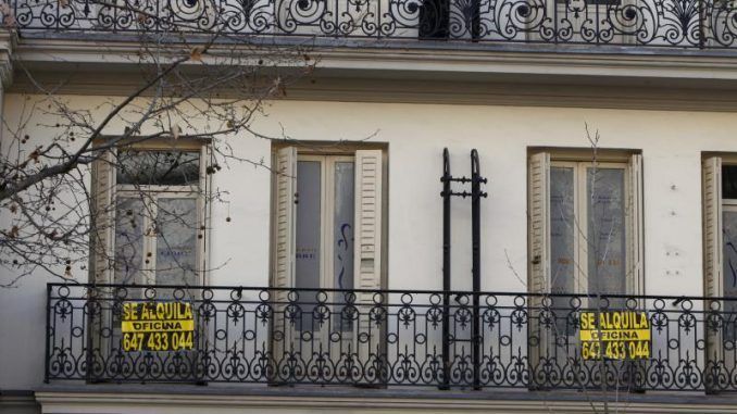 Carteles de alquiler en un edificio de viviendas en Madrid.