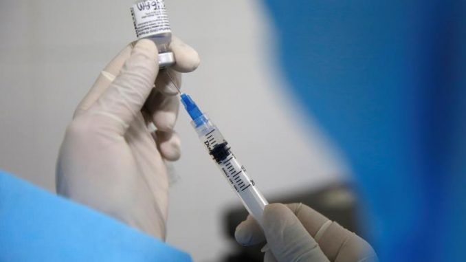 Madrid comienza a vacunar a personas de 77, 78 y 79 años. vacuna