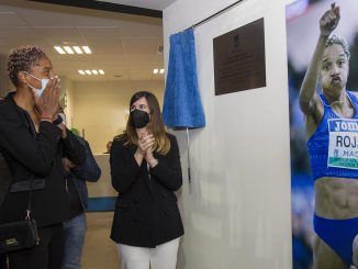 El Ayuntamiento homenajea a Yulimar Rojas con una placa conmemorativa por su récord del mundo de triple salto en Gallur