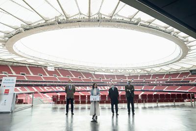 La presidenta de la Comunidad de Madrid, Isabel Díaz Ayuso en el Estadio Wanda Metropolitano convertido en punto de vacunación