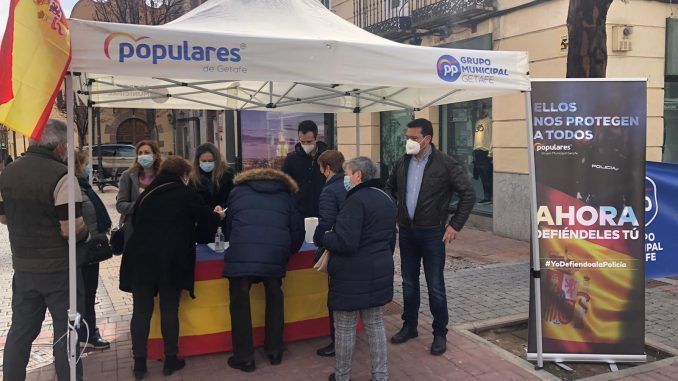 El PP de Getafe ha comenzado hoy una recogida de firmas en el municipio en apoyo a las Fuerzas y Cuerpos de Seguridad del Estado, ante los ataques que han sufrido en los disturbios organizados por grupos de ultra izquierda en distintas ciudades de España, entre ellas, Madrid.