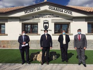 El consejero de Vivienda y Administración Local, David Pérez en el Museo de la Guardia Civil en Navas del Rey