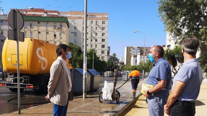 El Ayuntamiento pone en marcha a través de Lipasam un nuevo plan de refuerzo de baldeo y desinfección de las calles y de los puntos de manipulación de contenedores