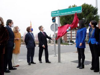 Enrique Fernández-Miranda (c), hijo de Torcuato Fernández-Miranda, descubre la placa de una plaza en homenaje a su padre en presencia del alcalde de Madrid, José Luis Martínez-Almeida