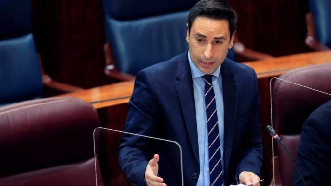 El consejero de Políticas Sociales, Famílias, Igualdad y Natalidad, Francisco Javier Luengo, durante su intervención en el pleno de la Asamblea de este jueves.