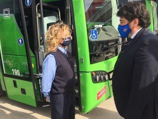 David Pérez con la nueva flota de autobuses ecológicos en Valdemorillo