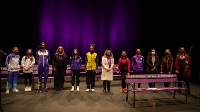 Asistentes al acto cultural que ha tenido lugar en el Teatro Buero Vallejo de Alcorcón por el Día Internacional de la Mujer