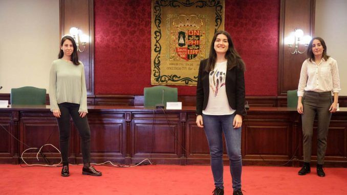 Noelia Posse, alcaldesa de Móstoles, ha recibido en el Ayuntamiento a Marian Palánquex, Alba Escribano y Marina Córdoba, estudiantes de la Universidad Rey Juan Carlos (URJC) y creadoras del proyecto “Nahu”.