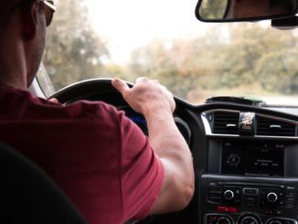 Un hombre sujeta un volante conduciendo