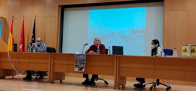Félix López-Rey durante la charla Orcasitas: Memorias vinculantes de un barrio