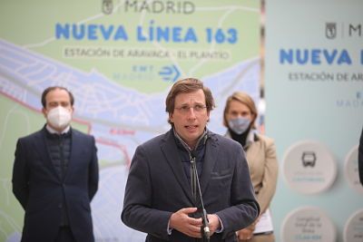 El alcalde de Madrid, José Luis Martínez-Almeida en la inauguración de la nueva línea 163 de la EMT