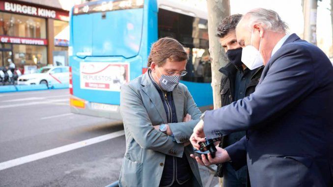 La EMT prueba un sistema de separadores luminosos en el carril bus de Bravo Murillo