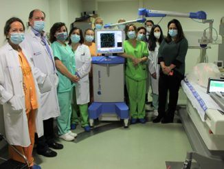 Sanitarios posan con una nueva máquina