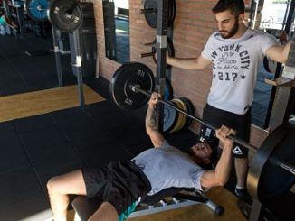 Entrenador en un gimnasio