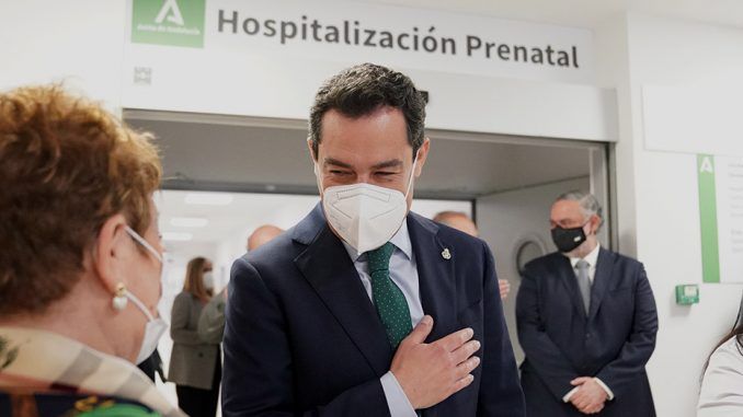 Moreno señala que el 88% de la plantilla de sanitarios en Andalucía ya está inmunizada tras recibir las dos dosis de la vacuna