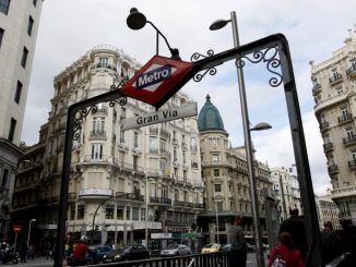 El Ayuntamiento de Madrid ha instalado en la Puerta de Alcalá unas letras de 35 metros de longitud, recubiertas de hojas, donde puede leerse el mensaje ‘Patrimonio Mundial’.