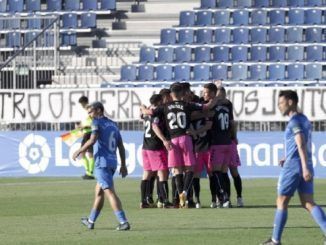 Los jugadores del Sabadell haciendo un corro en el estadio Fernando Torres