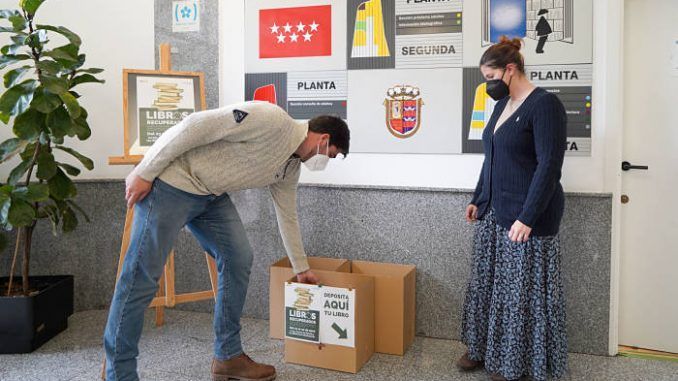 Noelia Posse y Alex Martín en la presentación de la campaña “Libros recuperados”