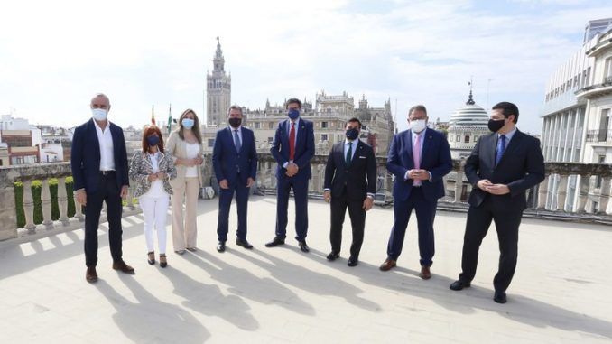 El Grupo de Ciudades Patrimonio de la Humanidad de España (GCPHE) y Paradores de Turismo de España han presentado hoy en el Ayuntamiento de Sevilla un plan estratégico en el que se asentarán las bases del nuevo viajero post covid-19.