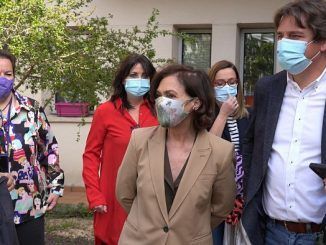 Carmen Calvo con Javier Ayala en un encuentro con las mujeres de Fuenlabrada