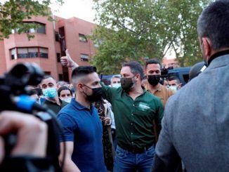 Abascal y unos simpatizantes del partido VOX en Vallecas