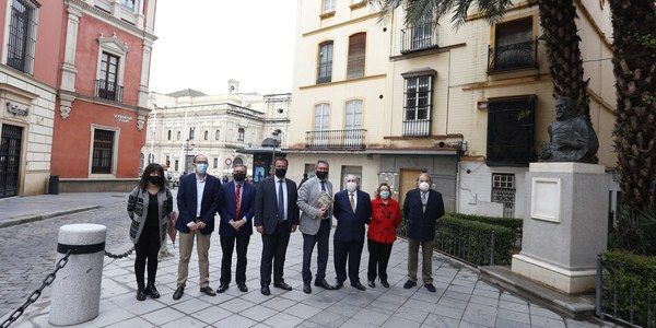 El alcalde de Sevilla, Juan Espadas, y el delegado de Gobernación y Fiestas Mayores y del distrito Casco Antiguo, Juan Carlos Cabrera, han visitado hoy el nuevo espacio peatonal habilitado en torno a la escultura de Miguel de Cervantes ubicada entre las calles Entrecárceles y Francisco Bruna