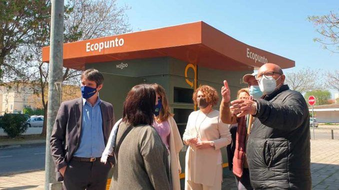 El Ayuntamiento pone en servicio un nuevo ecopunto en Alcosa y eleva a 15 puntos la red para la recogida selectiva de residuos en barrios