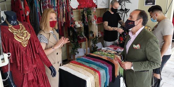 El mercadillo de apoyo e impulso a la industria de moda flamenca abre en la Plaza Nueva con una treintena de expositores de trajes y complementos y un protocolo sanitario frente a la COVID-19