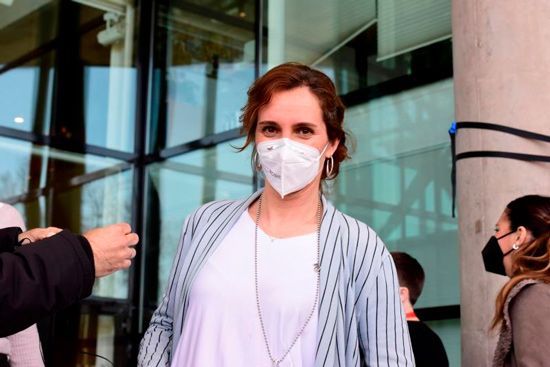 Mónica García posa en la calle con mascarilla