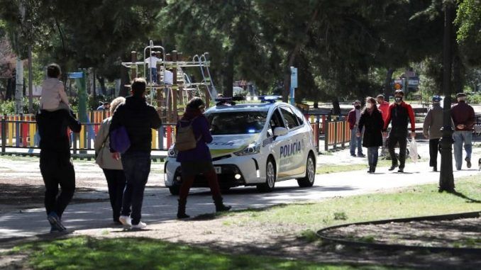 Un coche de la Policía Municipal de Madrid en un parque