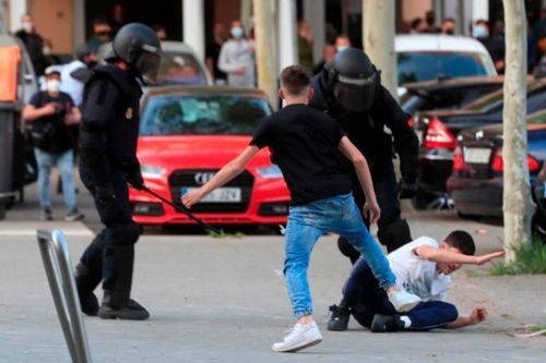 Dos policías pelean con otros dos jóvenes