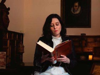 Isabel Díaz Ayuso, en la lectura continuada del Quijote organizada por el Círculo de Bellas Artes en el Día Internacional del Libro