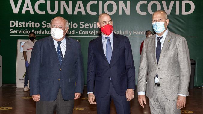 Andalucía avanza a buen ritmo en la vacunación contra el Covid y llega esta semana a menores de 55