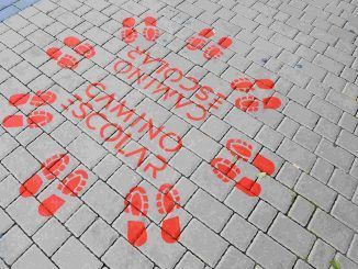 Una de las huellas pintadas en el suelo del recorrido del Camino Escolar Seguro