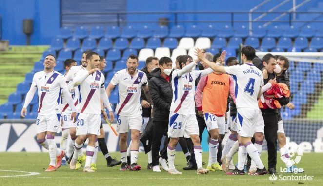 Los jugadores del Eibar aliviados tras ganar el partido