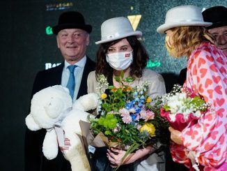 Isabel Díaz Ayuso recogiendo el premio Bombín 2021