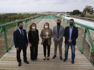 La consejera de Fomento, Infraestructuras y Ordenación del Territorio de la Junta de Andalucía, Marifrán Carazo, ha acudido al acto de inauguración del tramo de 12,7 kilómetros de vía ciclista que conectará el municipio de Conil de la Frontera con la pedanía de los Caños de Meca.