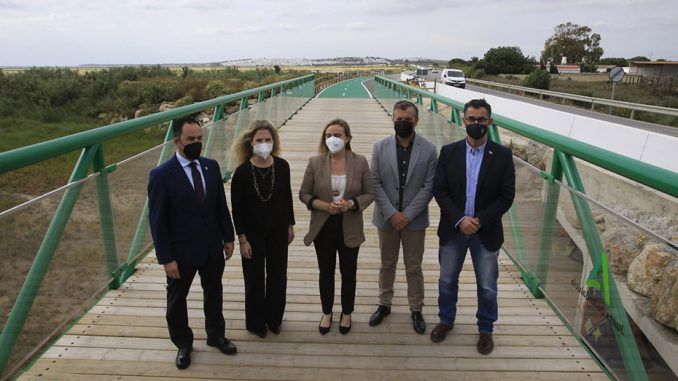 La consejera de Fomento, Infraestructuras y Ordenación del Territorio de la Junta de Andalucía, Marifrán Carazo, ha acudido al acto de inauguración del tramo de 12,7 kilómetros de vía ciclista que conectará el municipio de Conil de la Frontera con la pedanía de los Caños de Meca.