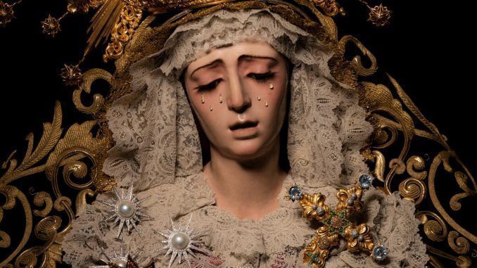 El Área de Cultura, Turismo y Deporte del Ayuntamiento de Madrid ha invertido 20.000 euros en la restauración de un estandarte bordado con la imagen de la Virgen de la Paloma y en la creación de un ‘bacalao litúrgico’, un estandarte con forma de pez.