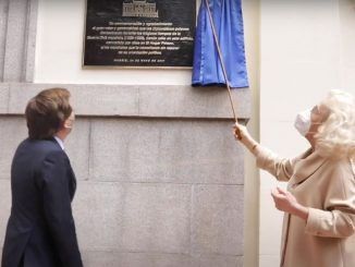 almeida y la embajadora polaca descubriendo una placa en honor del hogar polaco
