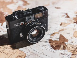 Una cámara de fotos sobre un mapa