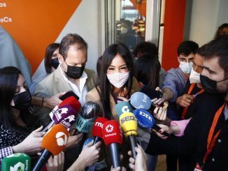 La vicealcaldesa de Madrid, Begoña Villacís, hablando con varios medios de comunicación