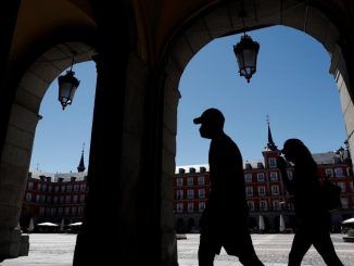 Dos personas caminando por la Plaza Mayor de Madrid