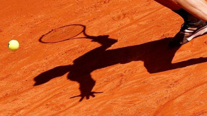 La sombra de un tenista con una pelota