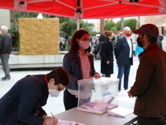 Varias personas votan en las casetas de Getafe